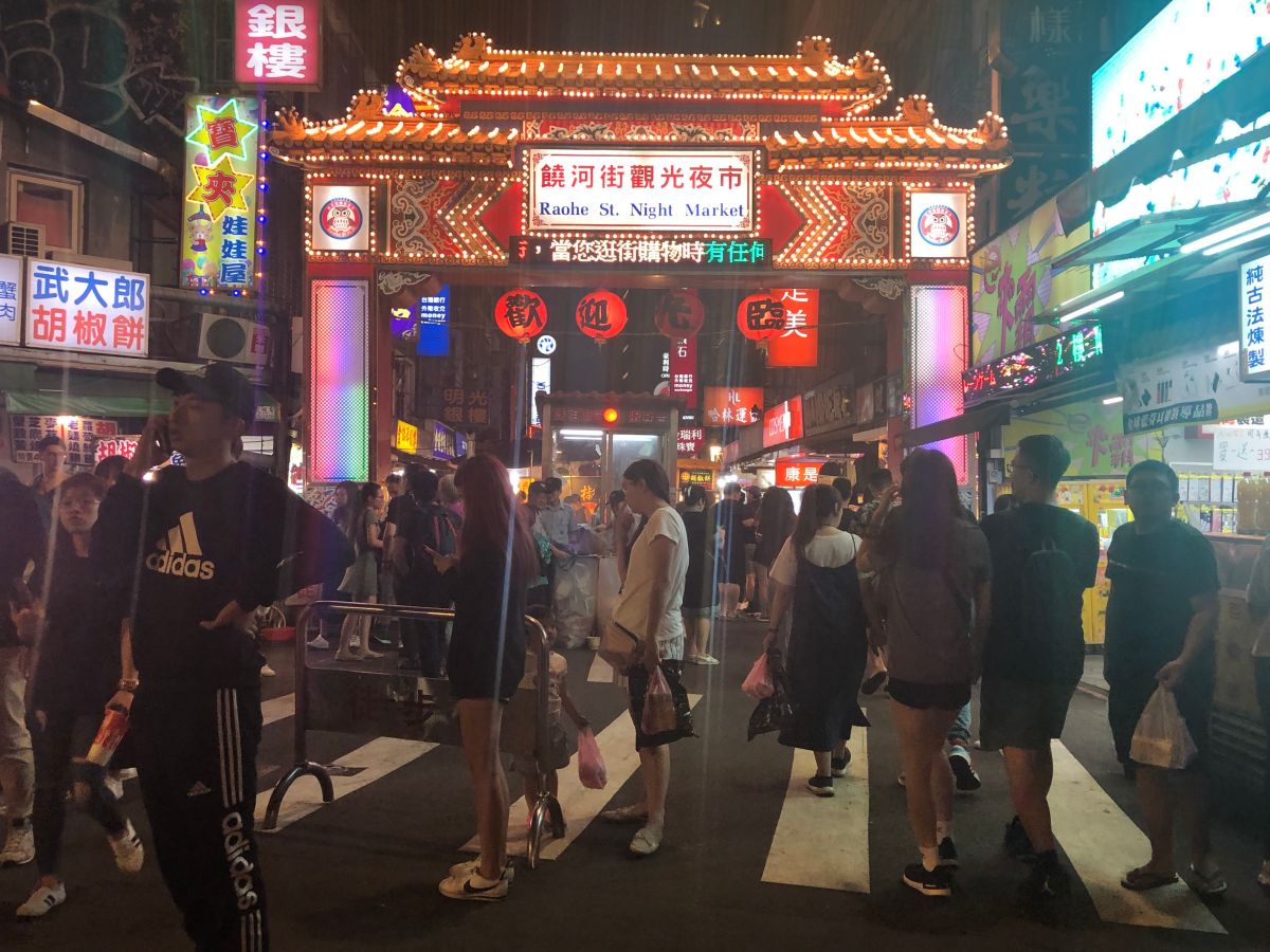 ▲饒河夜市在捷運松山站開通後，帶來更多觀光客，更顯熱鬧。（圖／信義房屋提供）