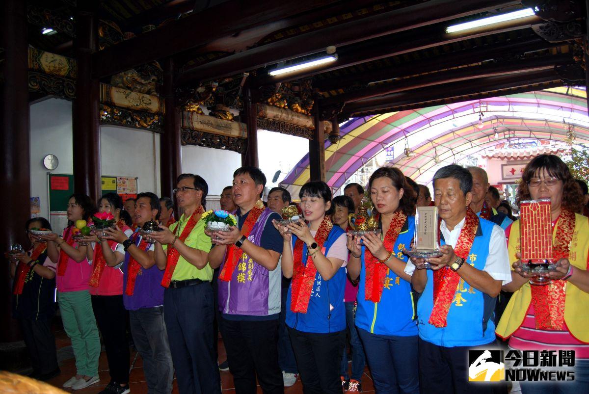 ▲開化寺舉行的觀音媽出家紀念十供大典，兼任開化寺管理人的市長林世賢等人虔誠上供祭品。（圖／記者陳雅芳攝，2019.10.17）