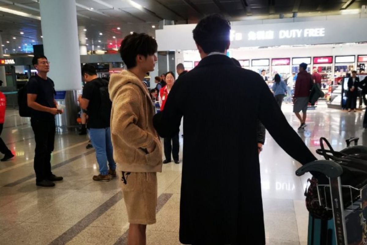 ▲兩大男神在機場同框。（圖／翻攝微博）

