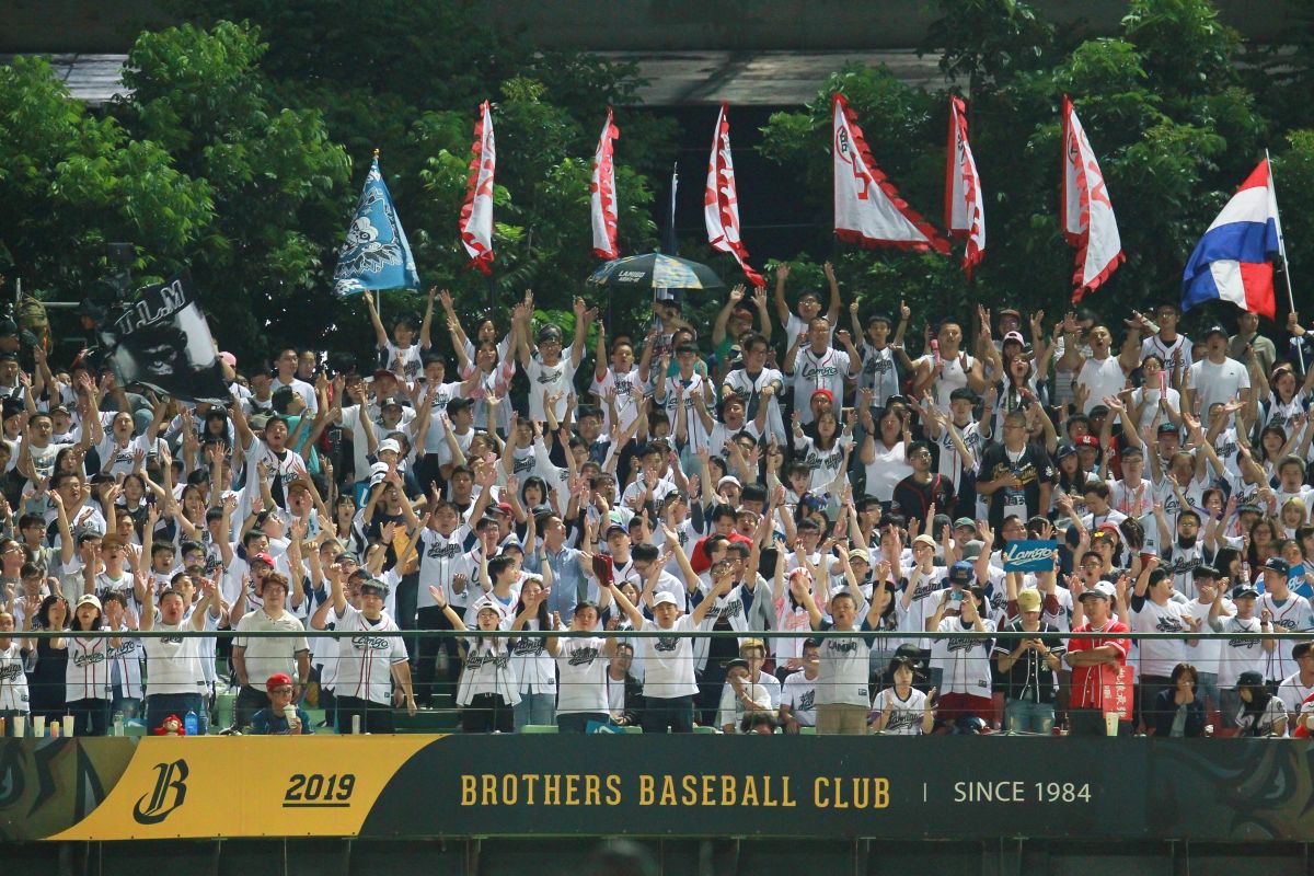 ▲中華職棒總冠軍賽Game5 Lamigo桃猿vs中信兄弟，Lamigo桃猿球迷擠爆左外野。（圖／記者葉政勳攝 , 2019.10.17）