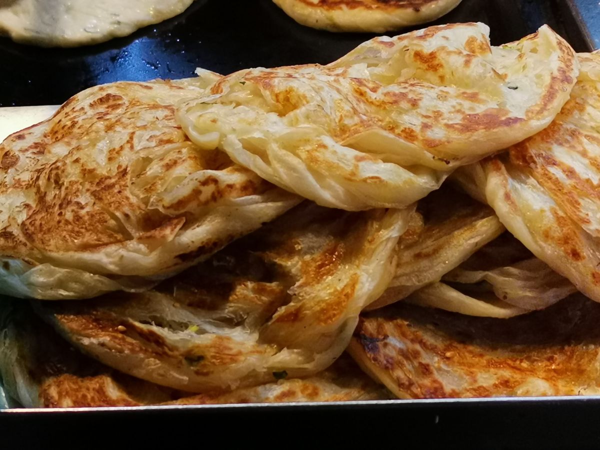 ▲「蔥抓餅」煎得金黃酥脆，是點心及宵夜的熱門選項。（示意圖／翻攝自臉書天津蔥抓餅）