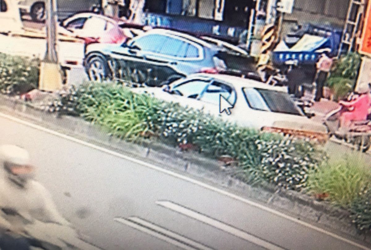 ▲警方調閱監視器，箭頭所指就是嫌犯搖下車窗開槍。（圖／中壢分局提供）