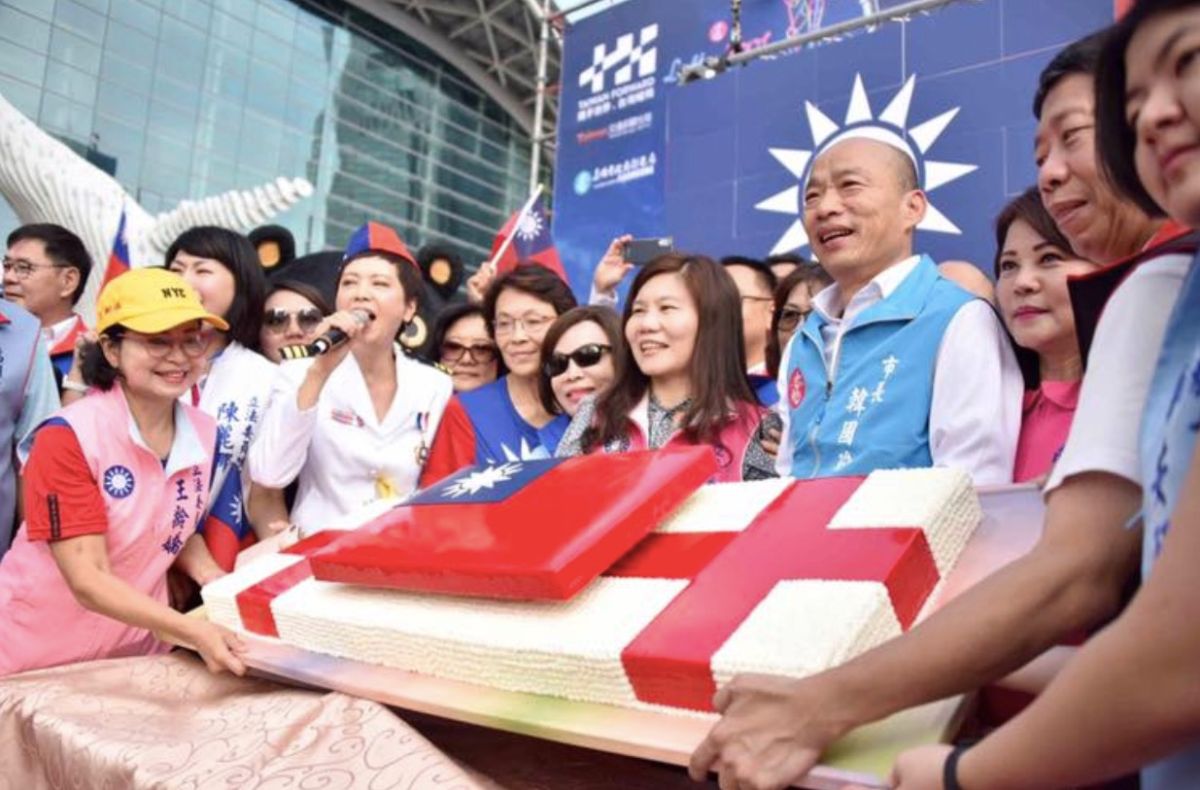 ▲台北市議員李明賢在節目中爆料，有神祕財主要「斗內」（贊助）韓國瑜，大手筆將台北市 4 大黃金地段的看板租下，為的就是要贊助韓國瑜掛上競選看板。（圖／翻攝自韓國瑜臉書）