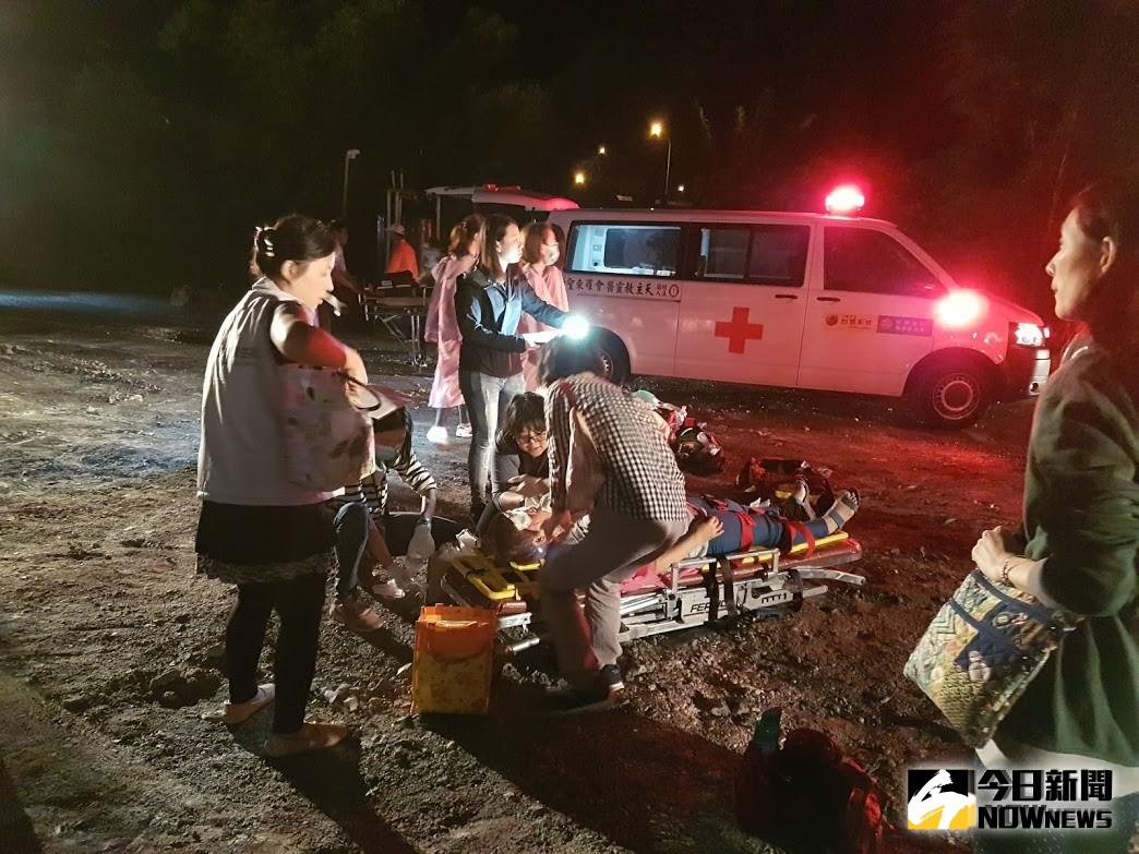 ▲普悠瑪列車翻覆事故現場，救護人員以擔架固定傷者。（圖／記者李清貴攝,資料照)