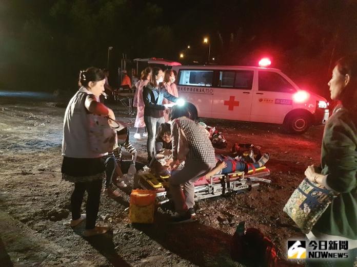 ▲普悠瑪列車翻覆事故現場，救護人員以擔架固定傷者。（圖／記者李清貴攝,資料照)