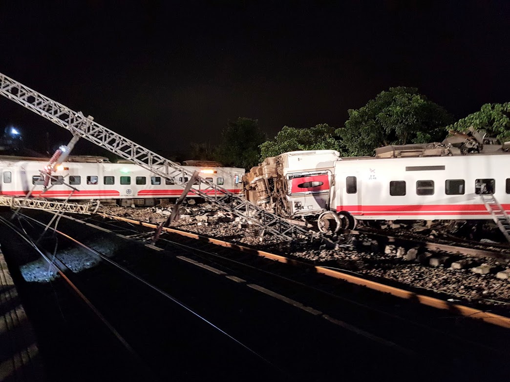 ▲普悠瑪列車翻覆事故現場，車廂斷裂扭曲。（圖／NOWnews資料照)