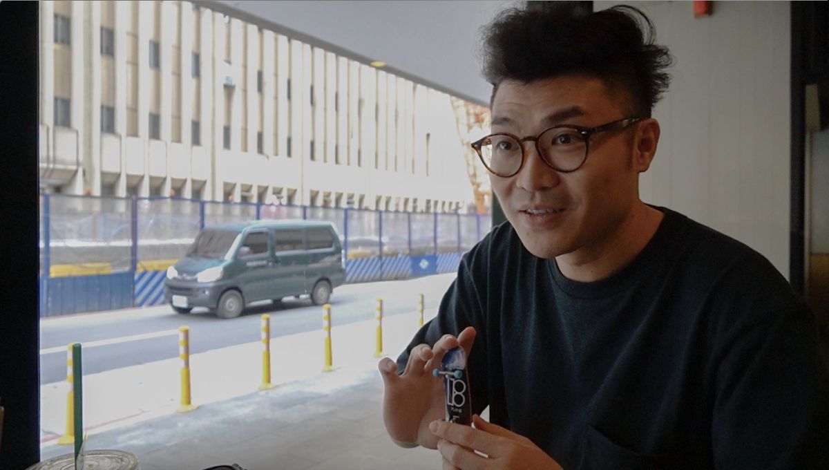 憑藉著對手指滑板的熱情，克拉放棄穩定工作投入手指滑板的推廣，並創建了KARAT。（攝影/劉思岑）