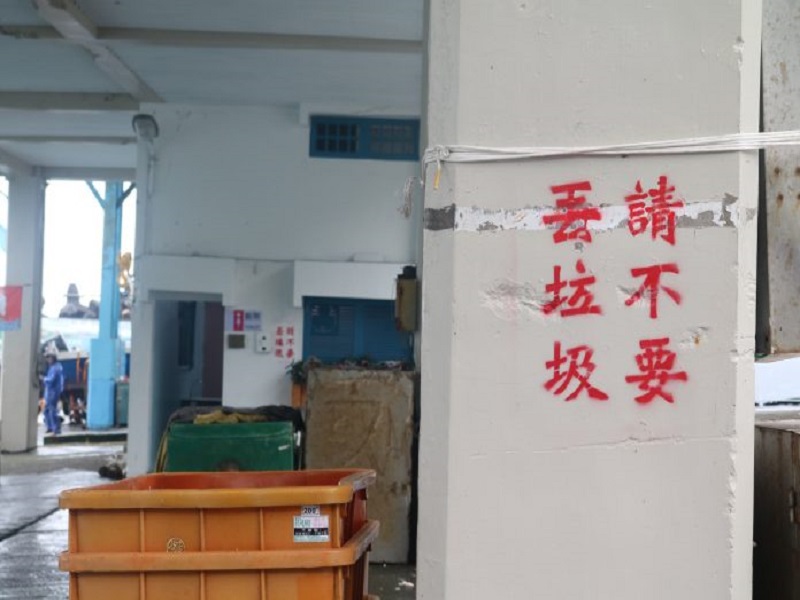 粉鳥林漁港隨處可見「請不要丟垃圾」標語，至於如何達到自律，還是須靠人們發揮公德心。(圖／王怡婷攝)