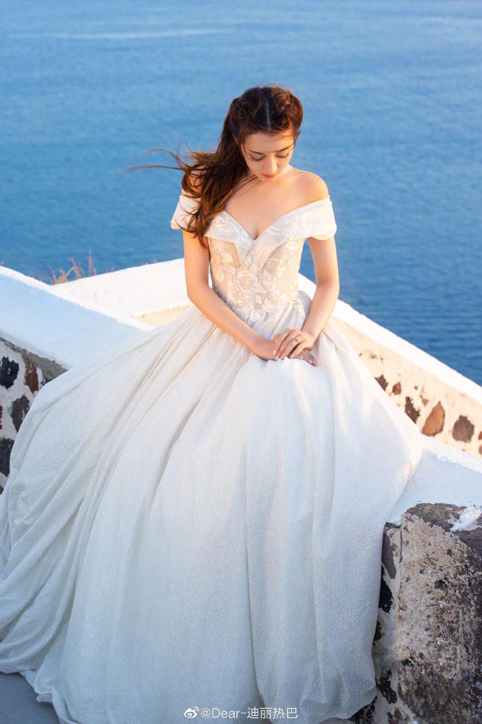 ▲迪麗熱巴穿上婚紗在希臘街頭留影。（圖／翻攝微博）