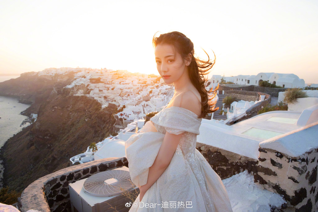 ▲迪麗熱巴為旅遊節目披白紗。（圖／翻攝微博）