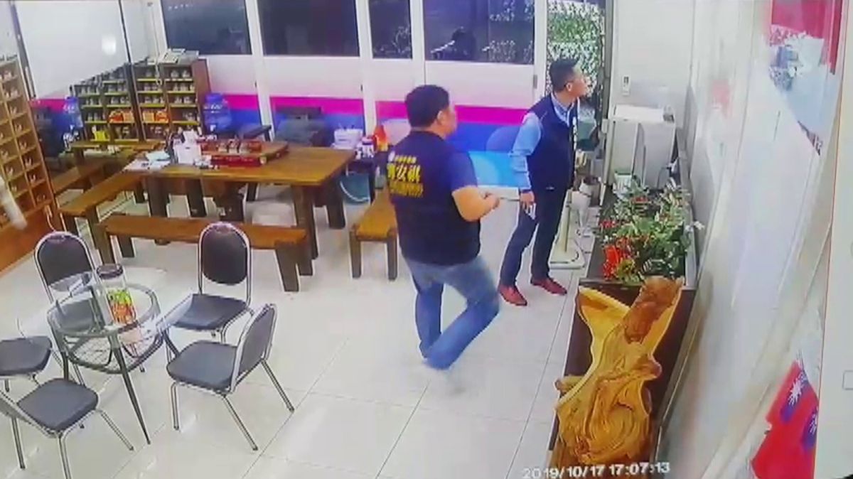 ▲當時人就在服務處的劉安祺，差點就被貫穿玻璃的BB彈擊中。（圖／劉安祺服務處提供）