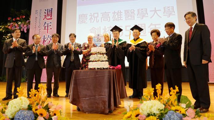 ▲高醫大準備了三層大蛋糕為學校65週年慶生。（圖／高醫大提供）