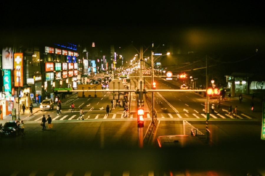 深夜咖啡廳是做報告的好去處。圖／張慈恩攝