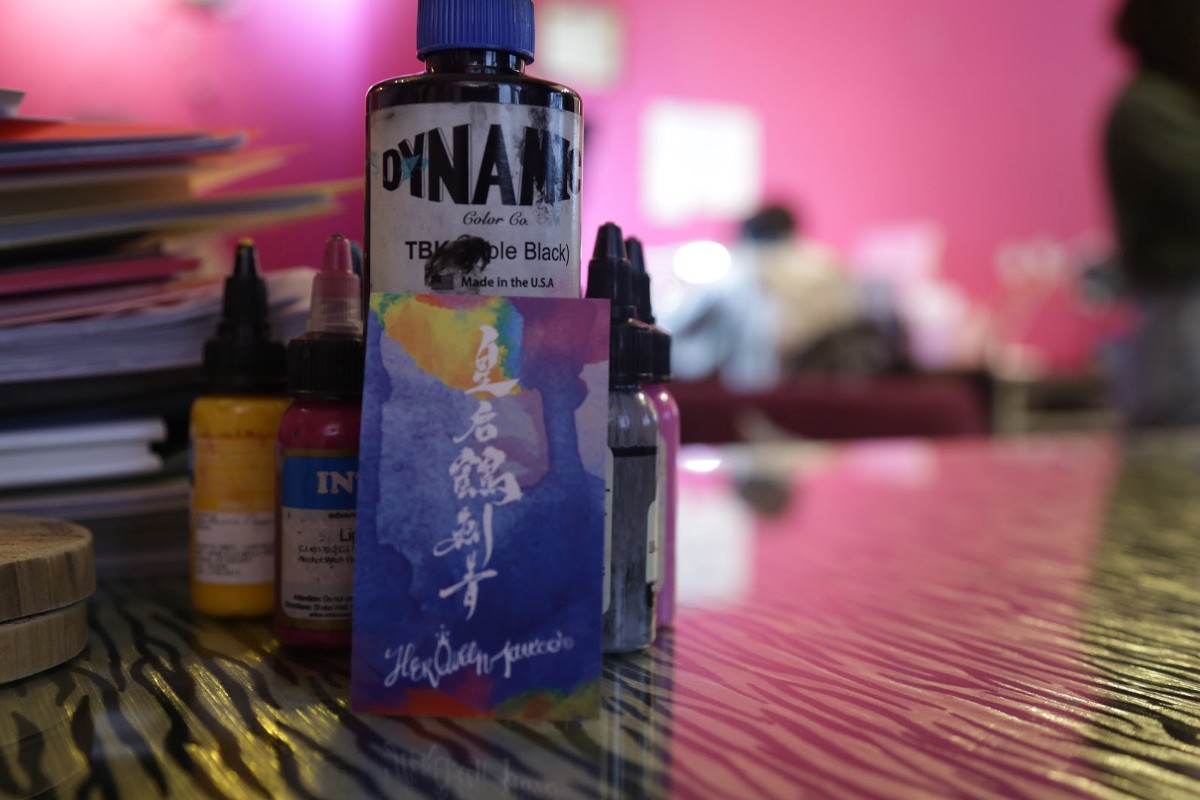 陳鶴開立了專屬女性的刺青店，店名將自己的本名結合了對自己未來的期許。（圖／劉思岑攝）