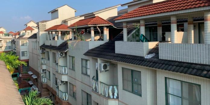 ▲南部透天厝的住戶不少，與台北的大樓、公寓形成對比。（圖／翻攝爆廢公社）