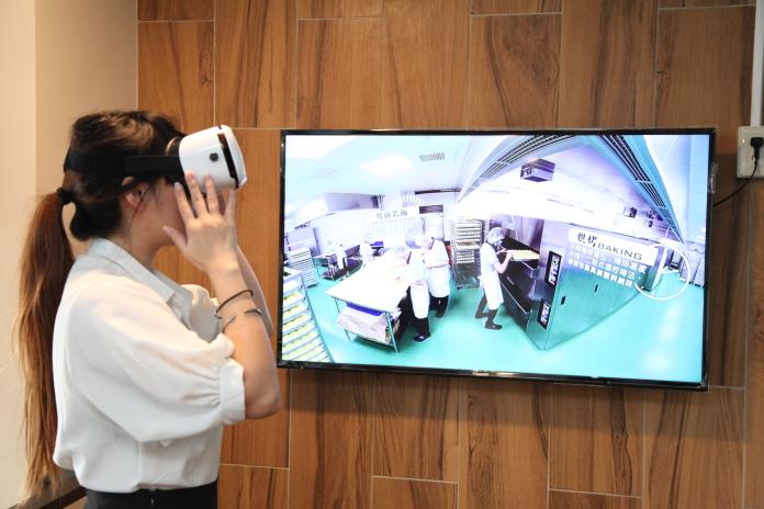 ▲「聖瑪莉丹麥麵包莊園」今(18)日開幕，業者引進360度頭戴VR設置，讓遊客彷彿置身生產線中。（圖／新北市經發局提供）
