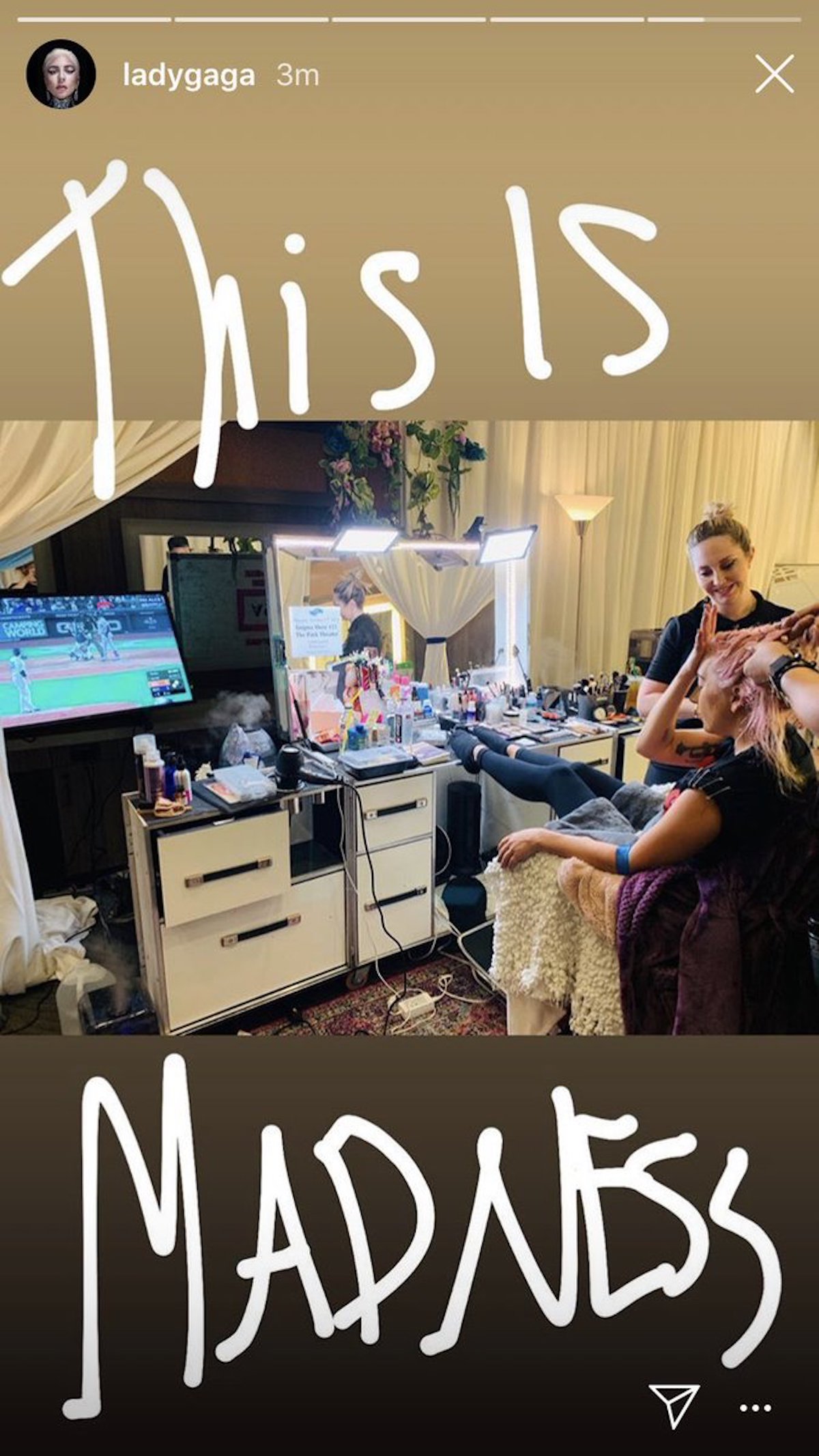 女神卡卡登台前還在看球賽。（圖／取自Lady Gaga IG）