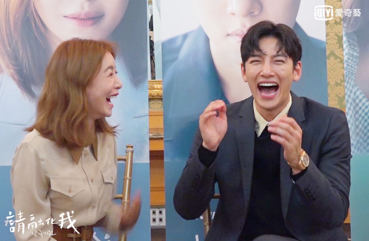 ▲池昌旭拍戲時忍不住笑意。（圖／愛奇藝台灣站）