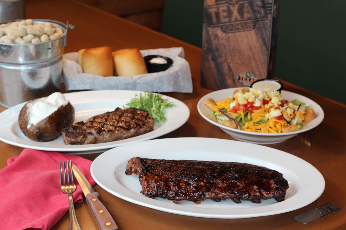 ▲餐廳業者也不放過「品牌週年慶」，知名美式牛排餐廳便推出系列活動，只要消費者身分證字號包含「1、0、2、5」點牛排就免費送火烤冠軍豬肋排。（圖／ 業者提供）