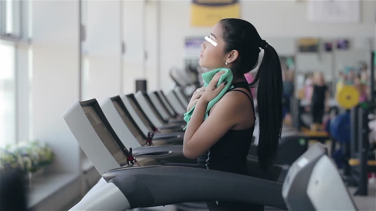 ▲一名女網友透露自己穿白 T 健身完，卻被大雨淋濕，露出「粉紅胸貼」的羞恥經歷。（示意圖／翻攝自推特）