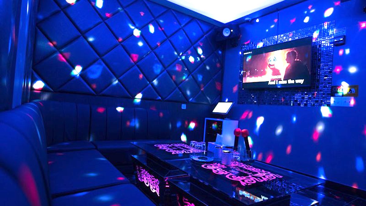 ▲一名網友 17 日在 PTT 上好奇問道：「大家如果去唱歌的話，到了 KTV 第一首歌點啥才是內行人啊？？？」（示意圖／翻攝自 gemasuryafm）