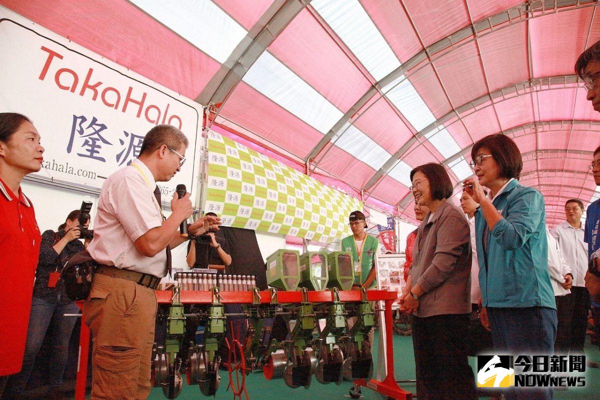 ▲總統蔡英文及立委蘇治芬出席農機展為國產農機加油打氣。（圖／記者洪佳伶攝，2019.10.19）
