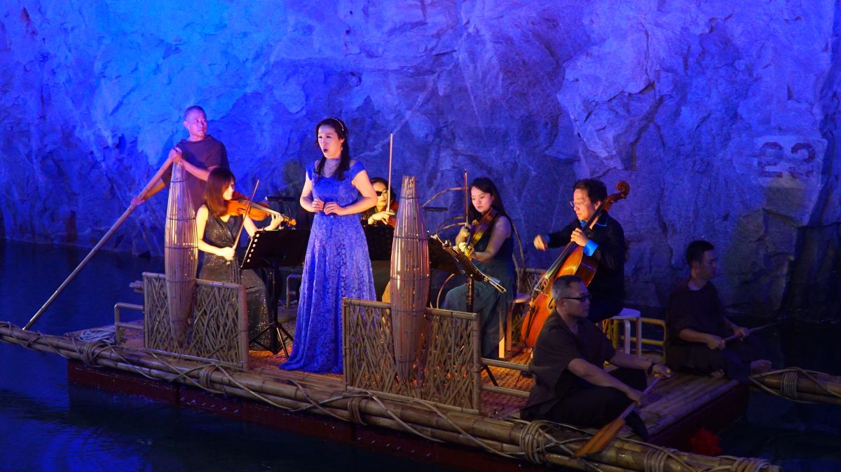 ▲金門坑道音樂節登場，結合歌仔戲國寶「唐美雲」及國內知名女中音「翁若珮」精彩演出，讓悠揚的弦音、柔美的歌聲在坑道迴盪。（圖／蔡若喬攝, 2019.10.19）