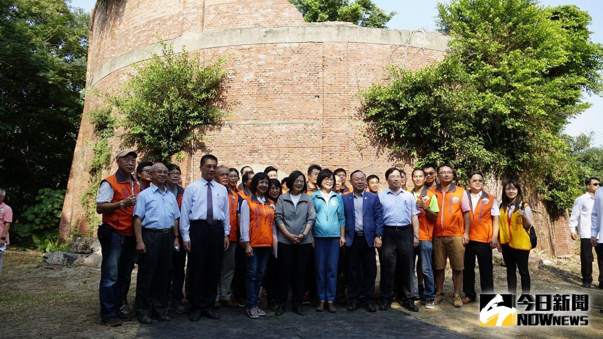 ▲總統蔡英文及陪同官員等人與虎尾魅力商圈成員於酒精槽前合照。（圖／記者蘇榮泉攝，2019.10.19）