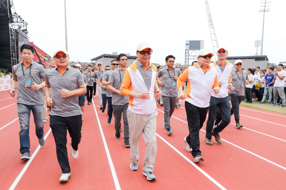 ▲聯發科19日舉行22周年運動會，董事長蔡明介、執行長蔡力行、副董事長謝清江、總經理陳冠州及各事業群主管全都到場，蔡明介更率領主管及同仁們領跑400公尺。（圖／聯發科提供）