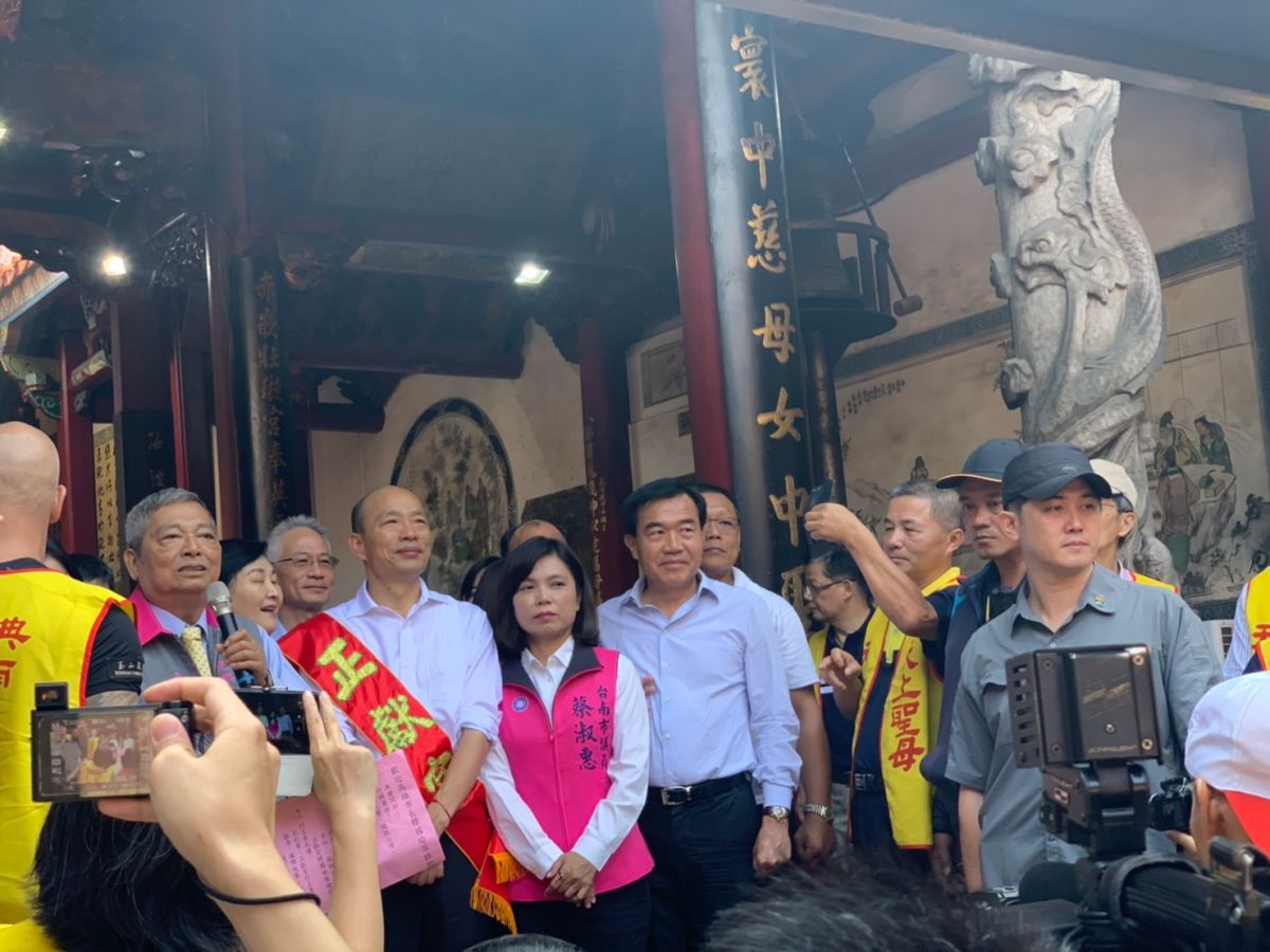 被仍扔蛋後，韓國瑜仍持續跑行程，但維安層級已經升高。 (圖/記者吳承翰攝)