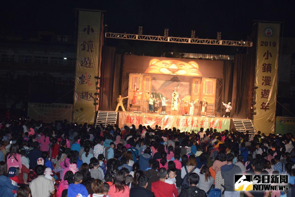 ▲2019台灣小鎮漫遊紙風車劇團「武松打虎」在北港鎮南陽國小的精彩表演。（圖／記者洪佳伶攝）