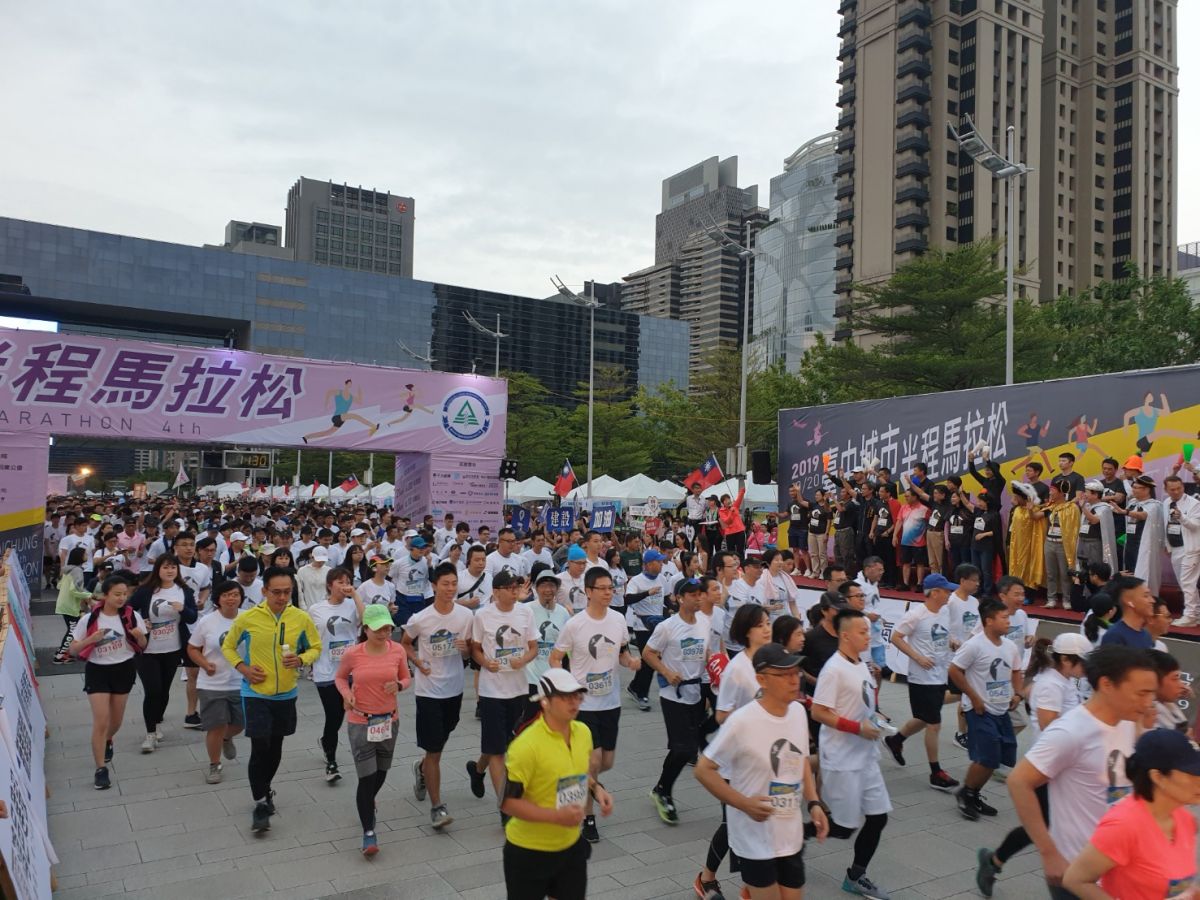 ▲台中城市半馬今晨開跑，逾萬人迎著晨曦邁步向前跑。（圖／金武鳳攝，2019.10.20)