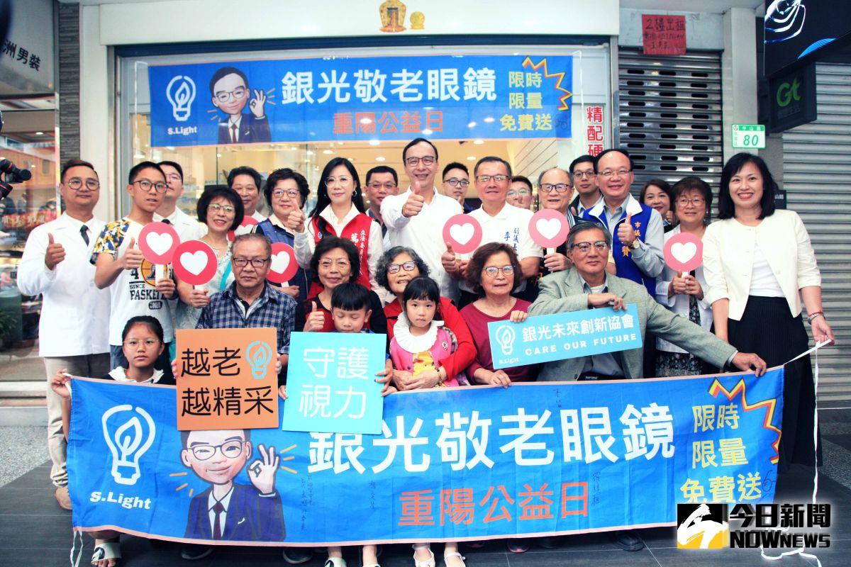 ▲朱立倫邀請銀髮長輩體驗專業配鏡，也請小朋友提醒阿公阿嬤照顧眼睛健康，透過專業的驗光配鏡，讓阿公阿嬤「看呼清，看呼明」！（圖／記者李春台攝, 2019.10.20）