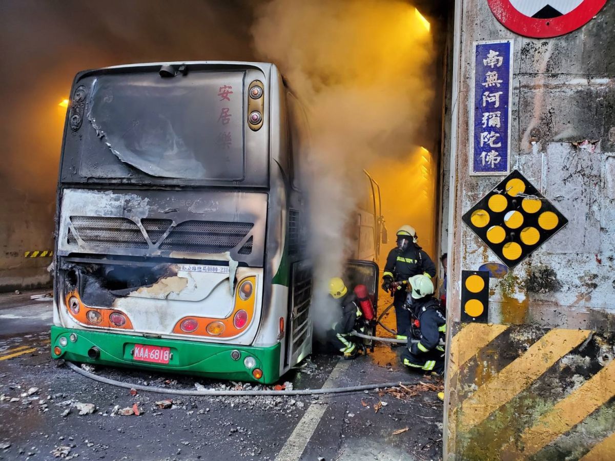 阿里山公路觸口隧道發生遊覽車火燒車。（圖：嘉義縣消防局提供）