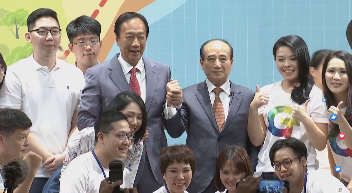 ▲鴻海創辦人郭台銘今（20）日到高雄進行感恩之旅，前立法院長王金平驚喜現身。（圖／擷取自郭台銘臉書直播畫面）