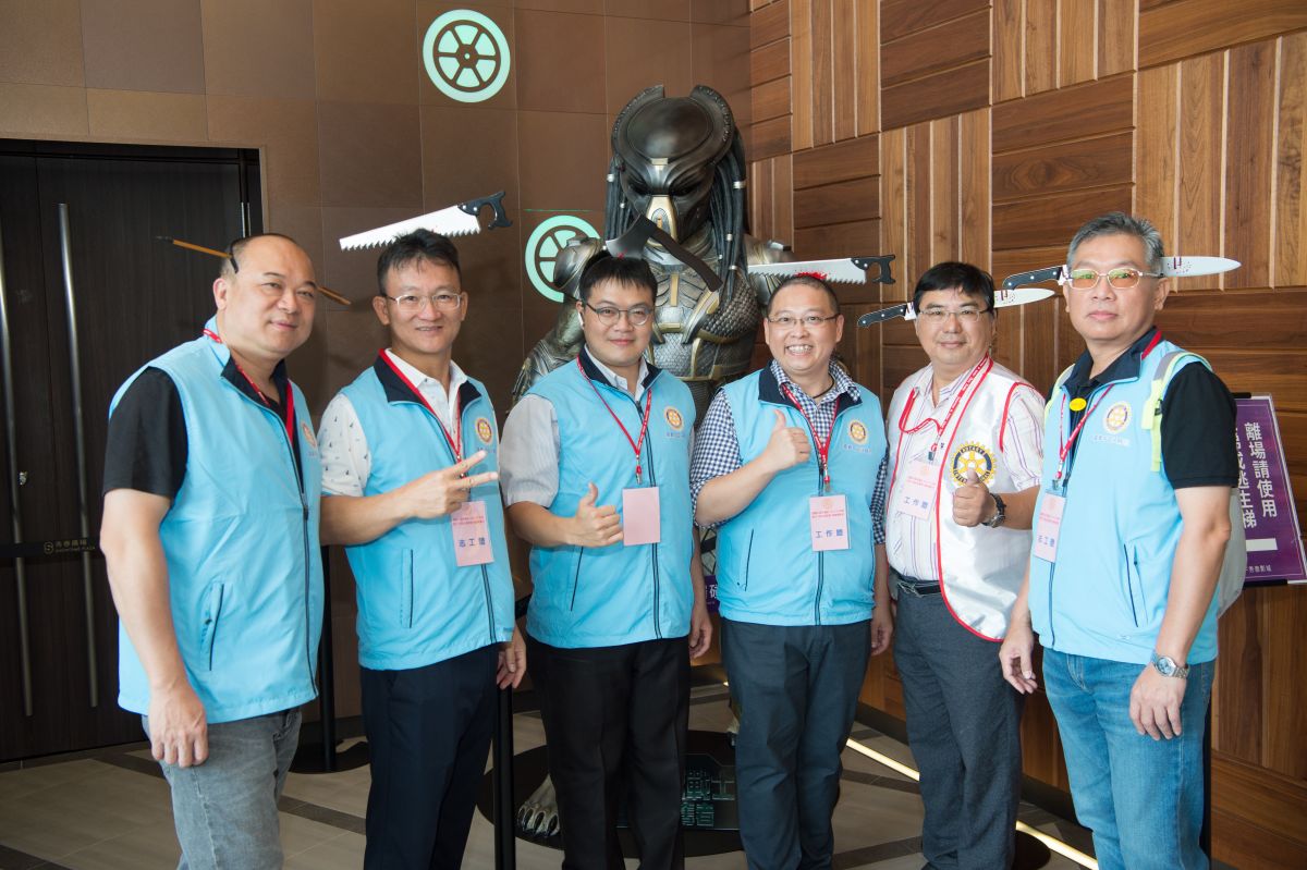 ▲社員頭頂殺人魔鐵鋸參加慈善搞怪電影趴。（圖／嘉義中區扶輪社提供）