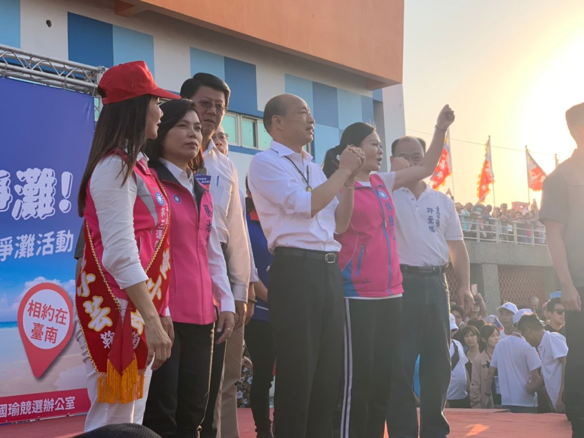 韓國瑜淨灘活動遭人搶先把垃圾撿走，讓他們沒有垃圾可撿，但韓國瑜表示，關懷土地不分黨派。 (圖/民眾提供)