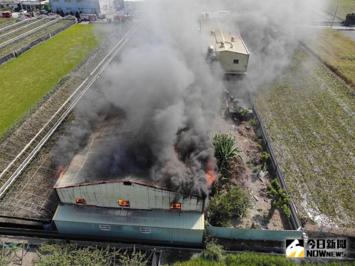 埔鹽鄉木器工廠起火　一旁葡萄園受無妄之災
