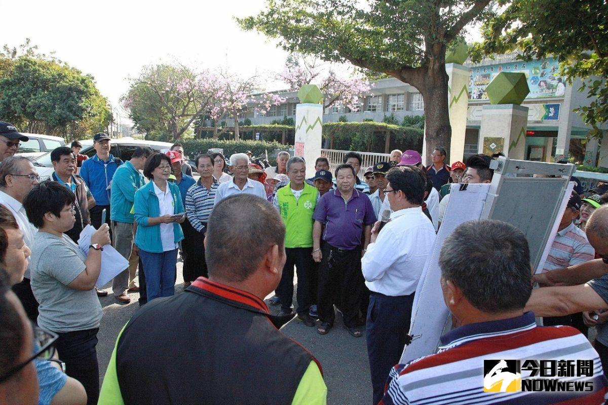 ▲公路總局等官員向鄉親簡報說明相關建設。（圖／記者蘇榮泉攝，2019.10.20）