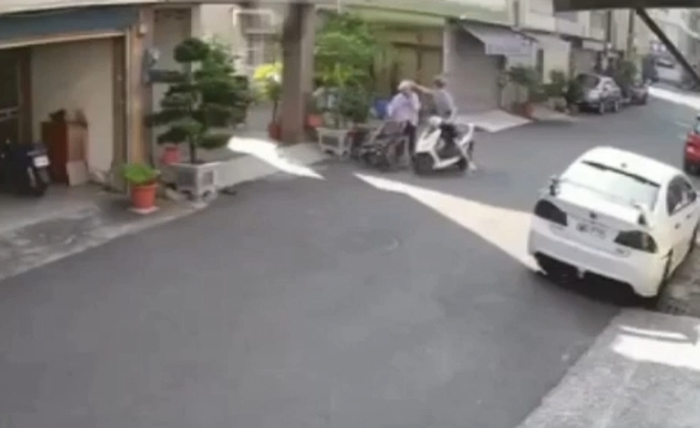 ▲從影片可看出，機車騎士非常用力拉扯老婦的帽子。（圖／記者陳聖璋翻攝）