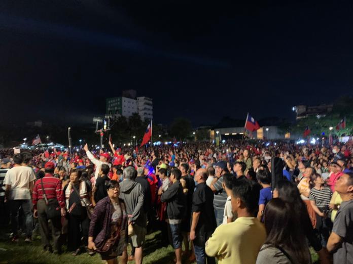 韓國瑜20日晚間在嘉義文化公園的庶民晚會，現場宣稱有10萬人。 (圖/民眾提供)