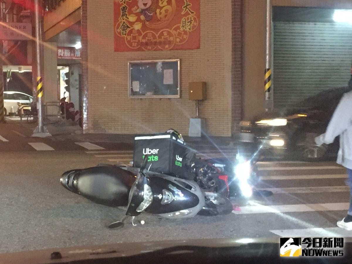 ▲花蓮市晚間將近10點，發生一起UberEat外送員車禍事件，這也是花蓮首次發生外送員的意外事件。（圖／記者鄭志宏攝）