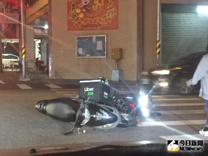 ▲花蓮市晚間將近10點，發生一起UberEat外送員車禍事件，這也是花蓮首次發生外送員的意外事件。（圖／記者鄭志宏攝）