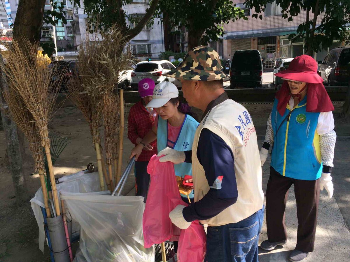 ▲板橋區後備軍人輔導中心今日號召後備軍人前往公園，協助板橋區公所進行屈公病疫情的環境孳生源清除與噴消工作。（圖／新北市政府民政局提供）