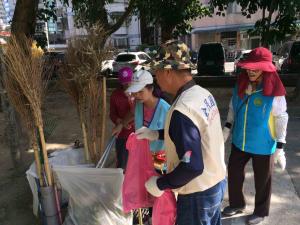 N2019102001後備軍人協助屈公病疫情的環境清除 ▲板橋區後備軍人輔導中心今日號召後備軍人前往公園,協助板橋區公所進行屈公病疫情的環境孳生源清除與噴消工作。(圖/新北市政府民政局提供)