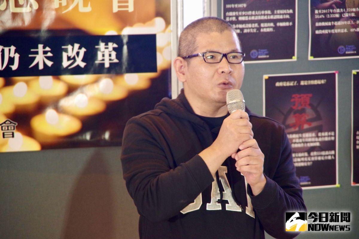 ▲尤振仲認為，行政院提出的調查報告與事實不符，根本是一場政府及台鐵高層聯手上演的「世紀大秀」，同時還點出料件缺失、人力不足等台鐵的黑暗面。（圖／記者陳致宇攝）