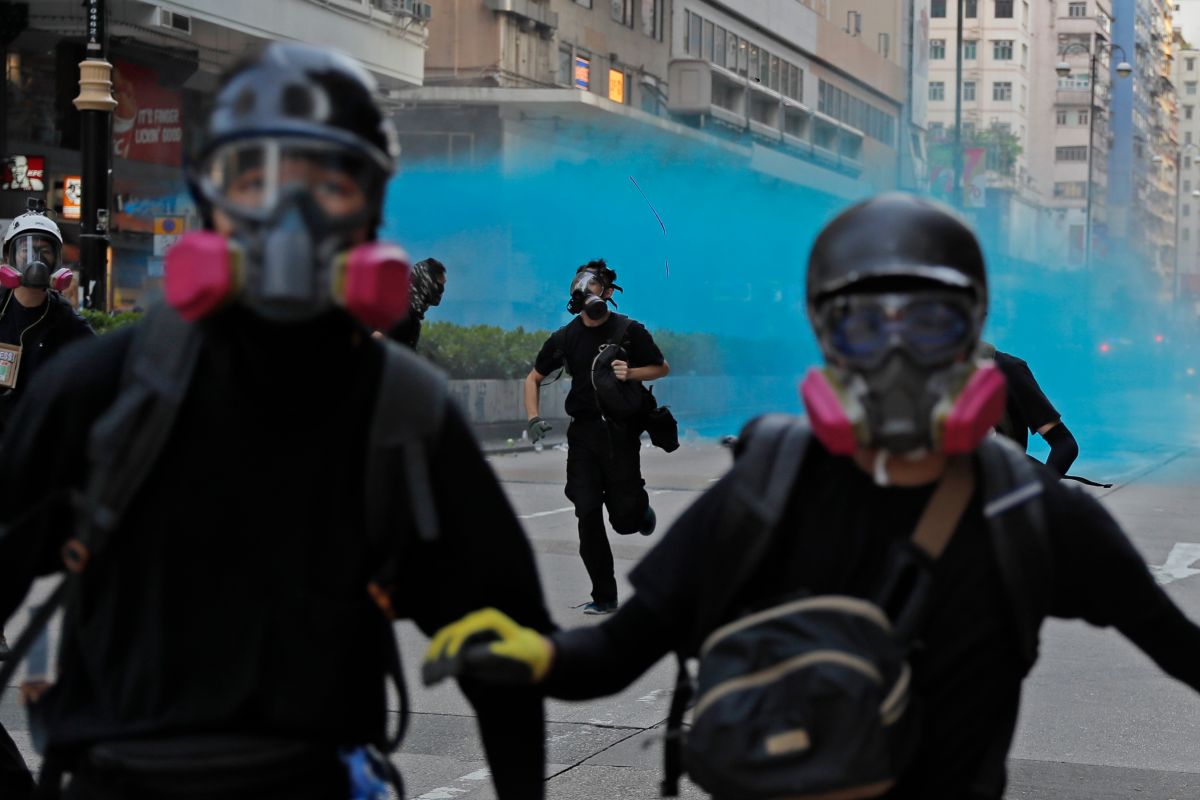 ▲香港 20 日下午再爆發示威與衝突，港警出動水炮車。（圖／美聯社／達志影像）