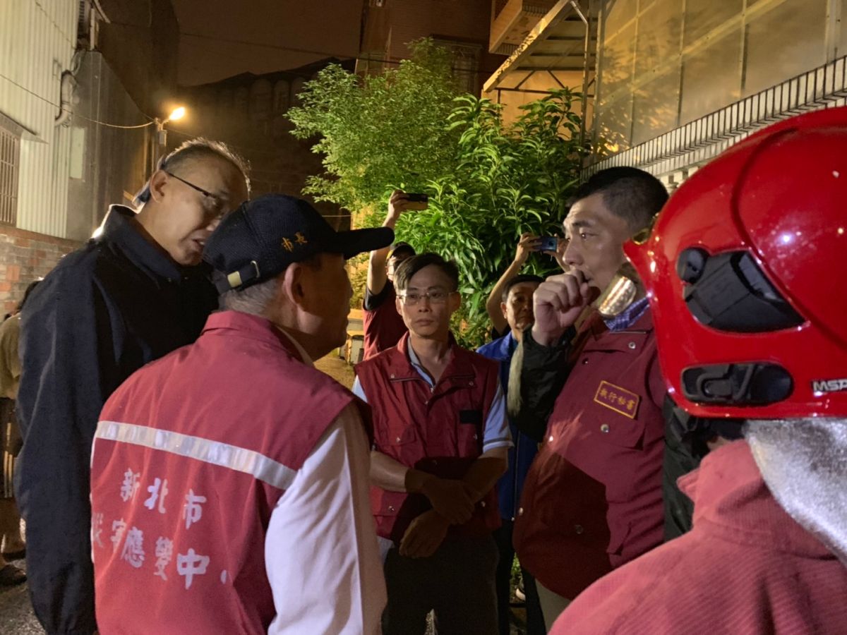 ▲新北市長侯友宜今日凌晨獲報後，隨即趕往火災現場勘查起火的原因。（圖／新北市政府新聞局提供）