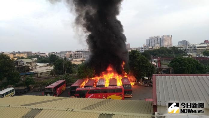雲林台西客運停車場火警　燒毀5輛報廢大型巴士
