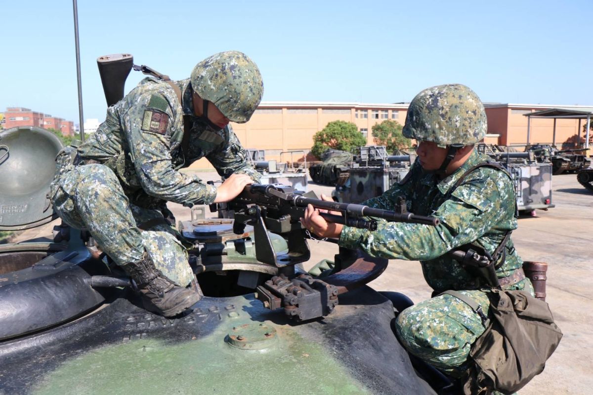 ▲有網友疑惑，這些美食外送員送貨的極限地點在哪裡，因此提出了「在軍隊可以叫熊貓吃嗎？」。（示意圖，與圖中人物無關／翻攝自中華民國陸軍臉書）